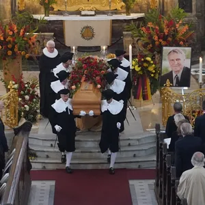 Der Sarg wird nach der Trauerfeier für den früheren Hamburger Bürgermeister Hans-Ulrich Klose aus der Hauptkirche St. Michaelis getragen.