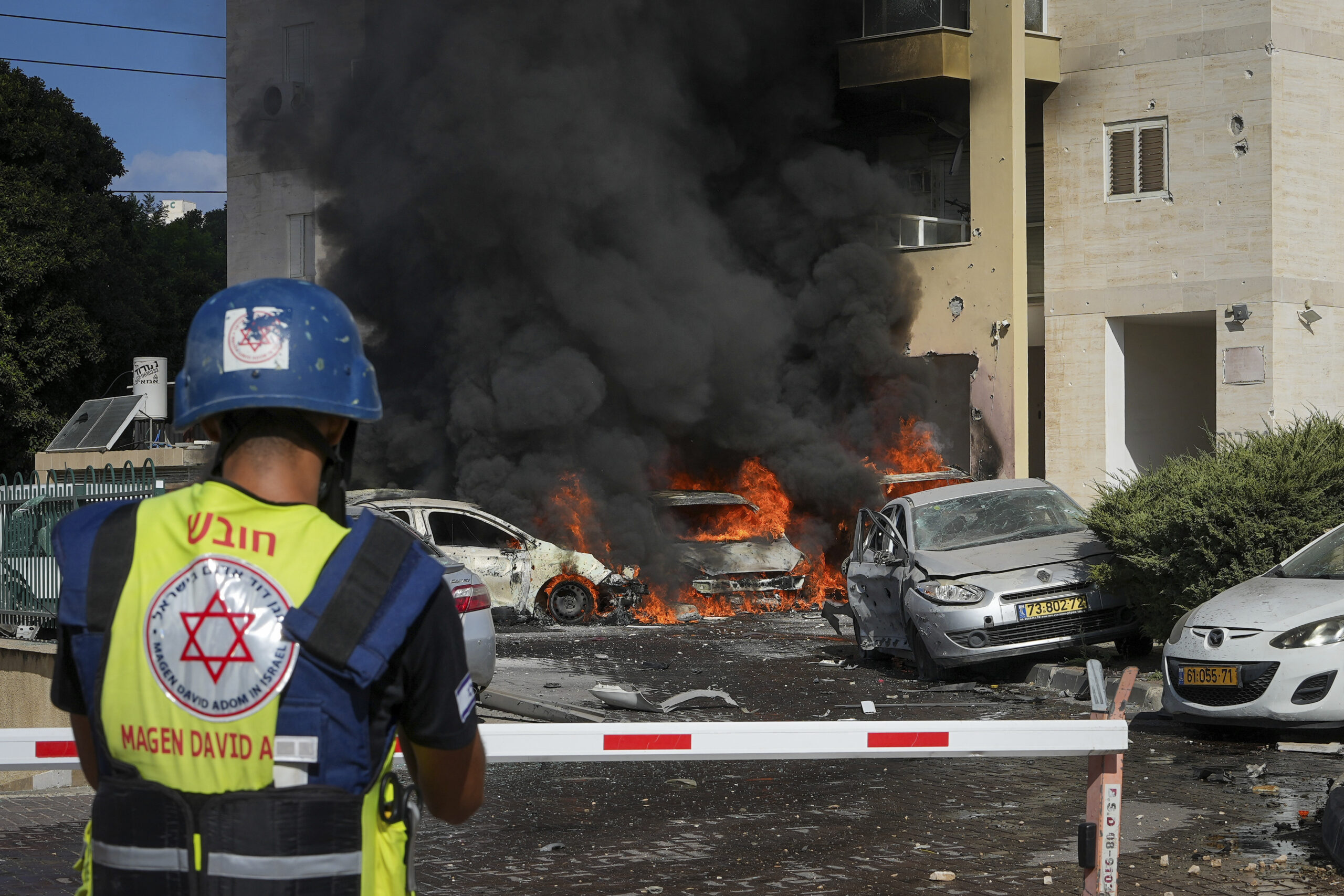 Autos brennen, nachdem eine aus dem Gazastreifen abgefeuerte Rakete einen Parkplatz und ein Wohnhaus getroffen hat.