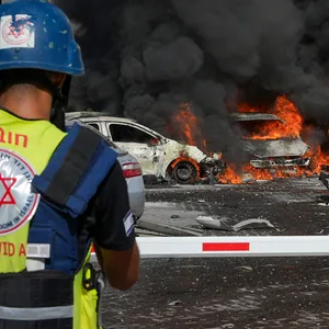 Autos brennen, nachdem eine aus dem Gazastreifen abgefeuerte Rakete einen Parkplatz und ein Wohnhaus getroffen hat.