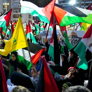 Anhänger der Schiitenmiliz Hisbollah schwenken Fahnen während einer Kundgebung zur Feier der Angriffe, die die militante Hamas-Gruppe gegen Israel durchgeführt hat.