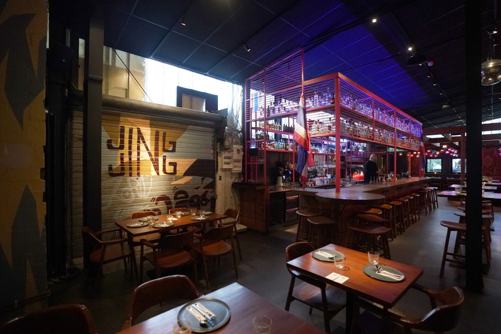 Blick auf die Bar in dem Thaifood-Lokal „Jing Jing“ in Eimsbüttel.