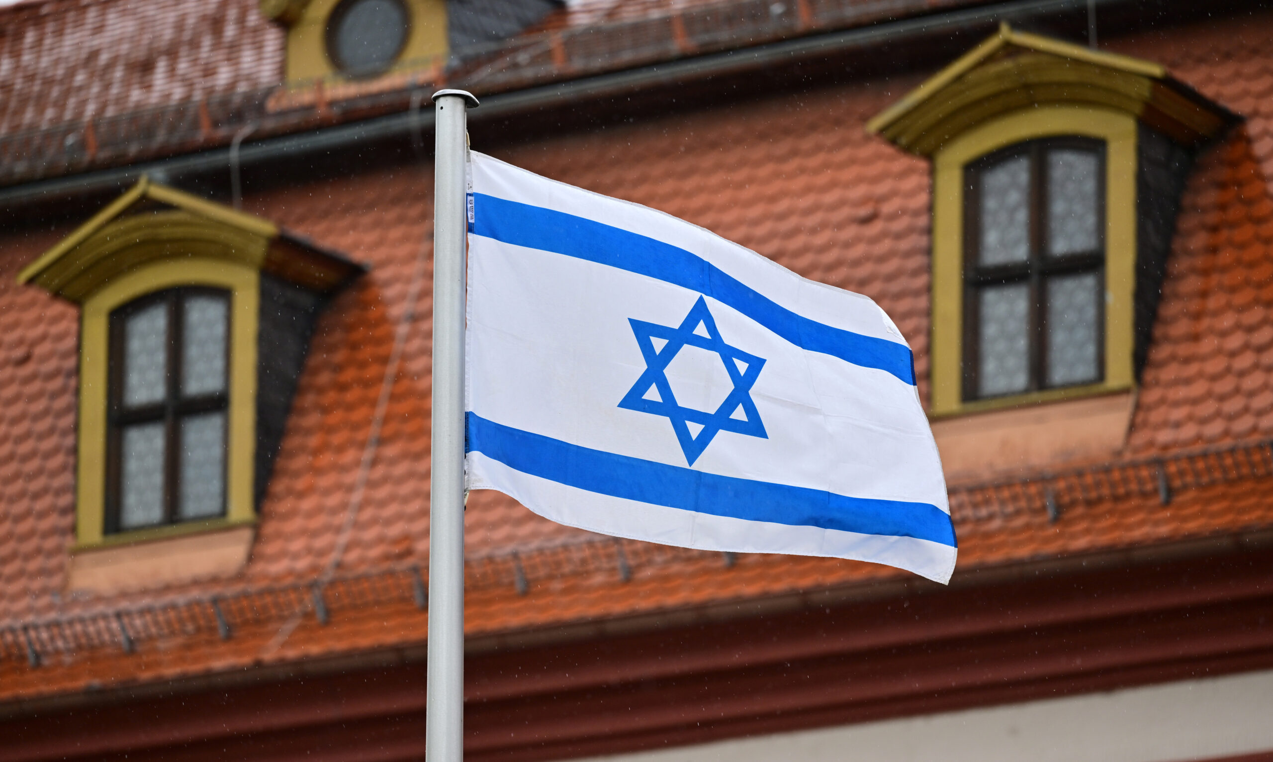 Viele Gemeinden haben als Zeichen der Solidarität Israel-Flaggen gehisst (Symbolbild).