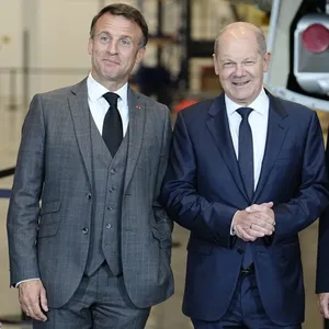 Bundeskanzler Olaf Scholz (2.v.r, SPD) und seine Ehefrau Britta Ernst (r) stehen mit Emmanuel Macron, Staatspräsident von Frankreich, und seine Ehefrau Brigitte Macron nach der Ankunft auf dem Airbus-Werksflughafen in Hamburg-Finkenwerder