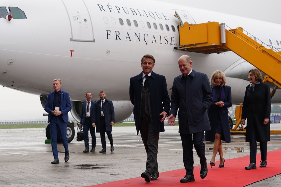 Scheinen sich trotz Regenwetter gut zu verstehen: Bundeskanzler Olaf Scholz (r.) und Frankreichs Präsident Emmanuel Macron.