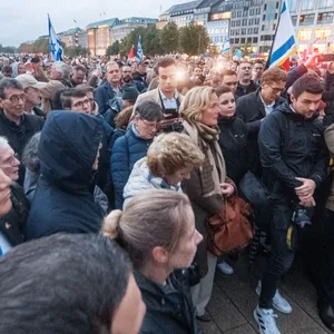 Hunderte Menschen demonstrierten am Montagabend in Hamburg ihre Solidarität mit Israel. Nach der Demonstration kam es zu einem antisemitischen Angriff.