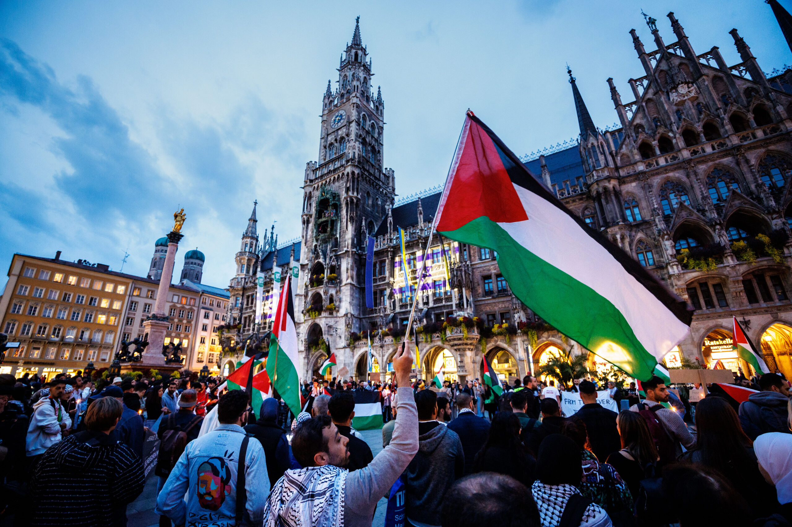Demonstration: Ein Mann schwenkt eine Palästina-Flagge auf dem Münchener Marienplatz.