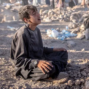 Ein afghanischer Junge trauert neben dem Grab seines kleinen Bruders, der bei einem Erdbeben im Bezirk Zenda Jan in der Provinz Herat im Westen Afghanistans ums Leben kam.