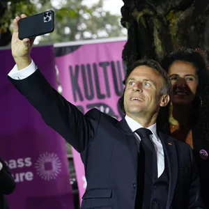 „Siehst Du, Olaf, so geht das: Selfie immer von oben fotografieren, dann fallen die Falten am Hals nicht so auf!“