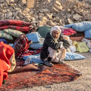 Ein Mann sitzt nach dem Erdbeben in Afghanistan vor Trümmern