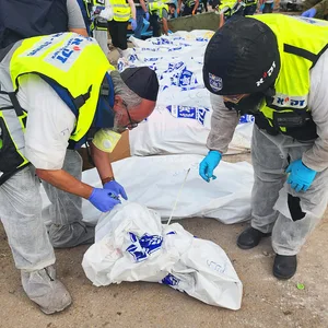 Mitarbeiter des Rettungsdienstes Zaka beim Beschriften von Leichensacks in Israel.