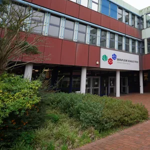 Blick auf die Berufliche Schule ITECH im Stadtteil Wilhelmsburg. Die Berufliche Schule ITECH im Hamburger Stadtteil Wilhelmsburg hat beim Deutsche Schulpreis den zweiten Platz erreicht und erhält ein Preisgeld in Höhe von 30.000 Euro.