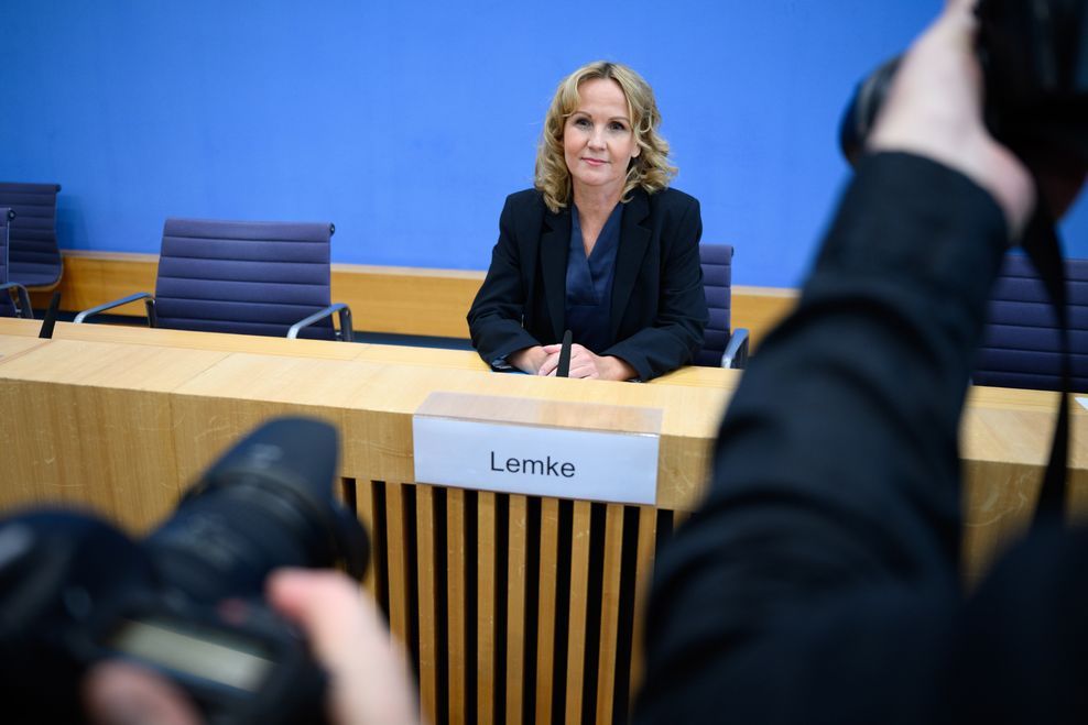 Steffi Lemke (Bündnis 90/Die Grünen), Bundesministerin für Umwelt, Naturschutz, nukleare Sicherheit und Verbraucherschutz, stellt in der Bundespressekonferenz neue Vorschläge zum Umgang mit dem Wolf in Deutschland vor. (Archivbild)