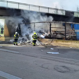 Ein Sattelzug ist nach einem Unfall auf der A1 am Donnerstag ausgebrannt.