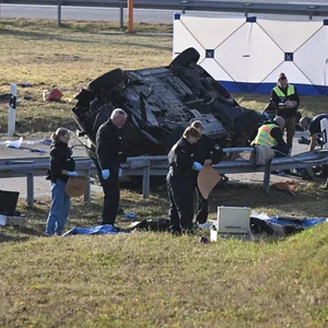 Mindestens sieben Menschen starben, als sich dieses mutmaßliche Schleuserfahrzeug auf der Flucht vor der Polizei überschlug.