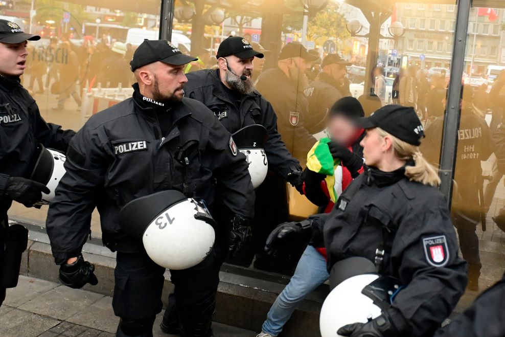 Ein Teilnehmer der pro-palästinensischen Demonstration wird vor dem Hauptbahnhof von der Polizei in Gewahrsam genommen.