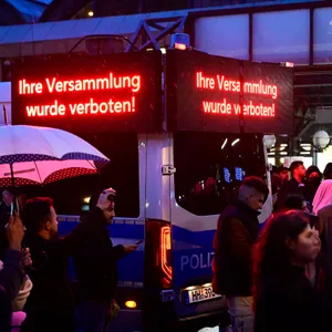 „Ihre Versammlung wurde verboten!“ wird an einem Einsatzfahrzeug der Polizei bei der pro-palästinensischen Kundgebung vor dem Hauptbahnhof angezeigt.