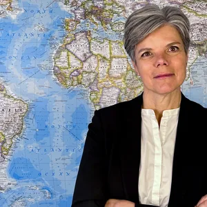 Die Generalsekretärin des Dänischen Flüchtlingsrates (DRC), Charlotte Slente, vor einer Weltkarte