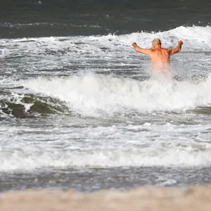 Ein Mann pinkelte in die Ostsee – und musste sich prompt dem Amtsgericht Lübeck stellen. (Symbolbild)
