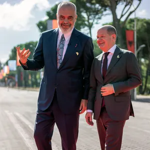 „Kann doch mal passieren, Olaf“: Edi Rama, Albaniens Ministerpräsident, empfing den Bundeskanzler nach dessen Aussetzer auf dem roten Teppich zum Westbalkan-Gipfel.