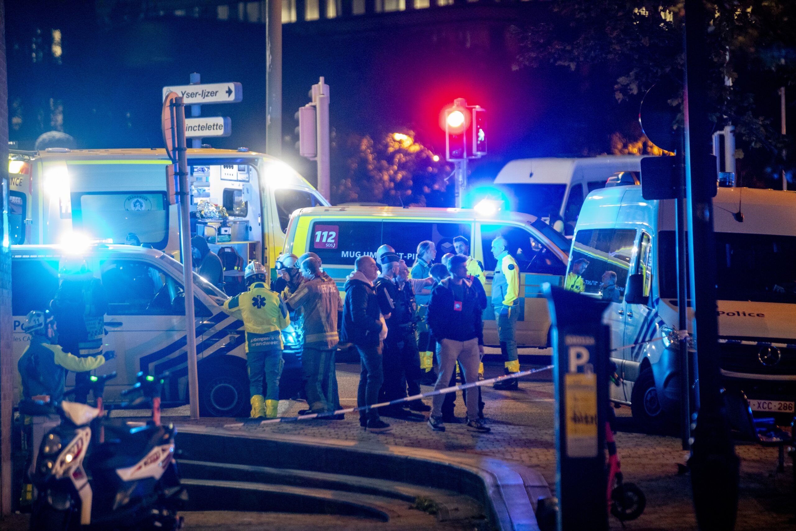 Polizisten stehen am Tatort. In Brüssel sind am Montagabend zwei Menschen erschossen worden.