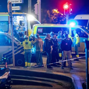 Polizisten stehen am Tatort. In Brüssel sind am Montagabend zwei Menschen erschossen worden.