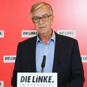 Dietmar Bartsch, Fraktionsvorsitzender der Partei Die Linke, äußert sich vor der Sitzung der Bundestagsfraktion der Linken im Deutschen Bundestag.