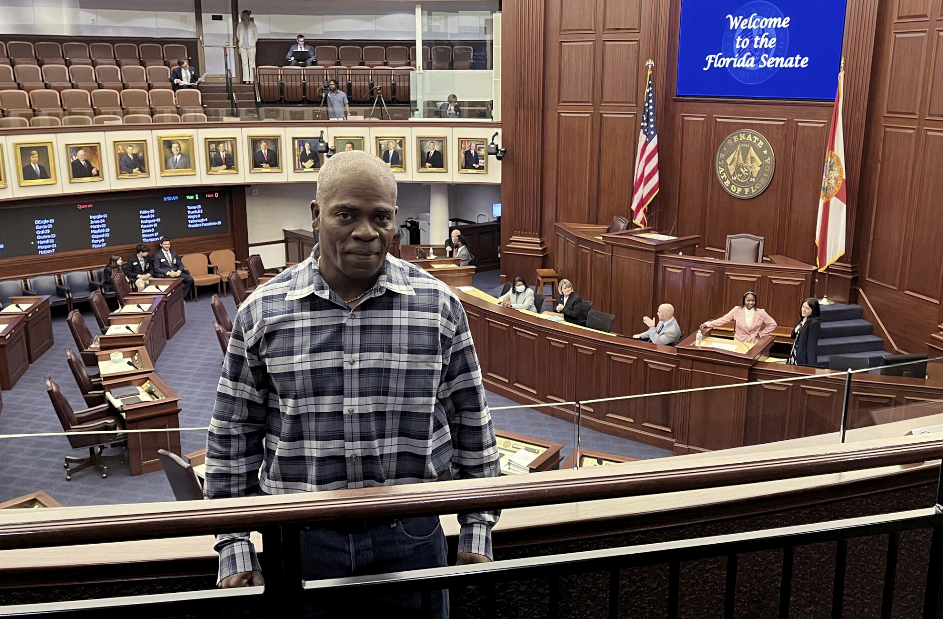 Auf diesem vom Innocence Project of Florida zur Verfügung gestellten Foto vom April 2023 steht Leonard Cure im Saal, nachdem sein Entschädigungsgesetz verabschiedet wurde.