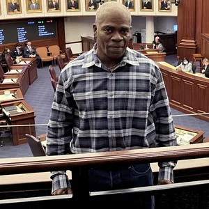 Auf diesem vom Innocence Project of Florida zur Verfügung gestellten Foto vom April 2023 steht Leonard Cure im Saal, nachdem sein Entschädigungsgesetz verabschiedet wurde.