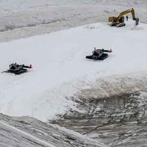 Baggerarbeiten am Theodulgletscher