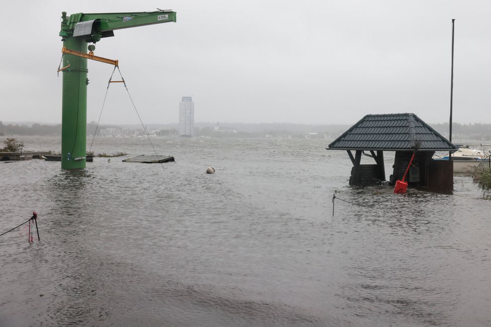 Das Wasser aus der Schlei hat am Freitag einen Bootshafen in Schleswig überschwemmt.