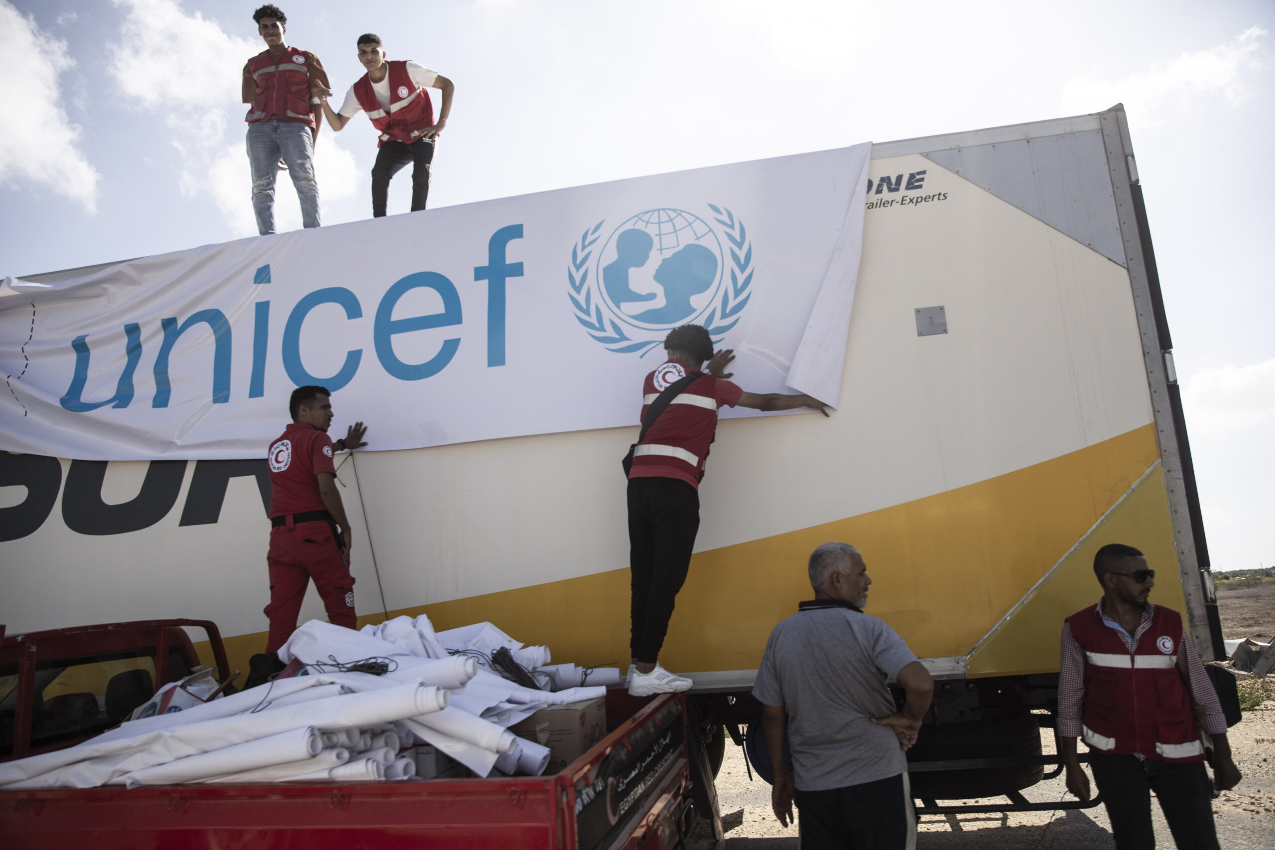 Ein mit Hilfsgütern beladener LKW steht vor dem Grenzübergang Rafah zwischen Ägypten und dem Gaza-Streifen.