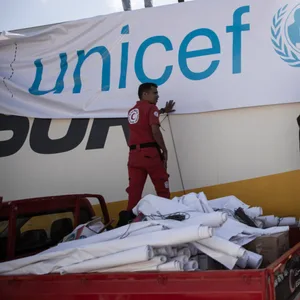Ein mit Hilfsgütern beladener LKW steht vor dem Grenzübergang Rafah zwischen Ägypten und dem Gaza-Streifen.