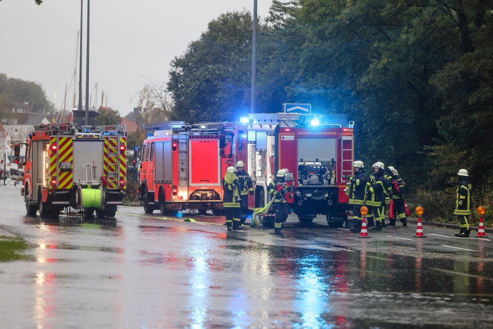 Im ganzen Norden ist die Feuerwehr im Dauereinsatz.