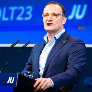 CDU-Politiker Jens Spahn am Rednerpult bei einer Veranstaltung der Jungen Union