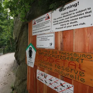 Schilder warnen vor Steinschlag auf dem Wanderweg „Schurre“