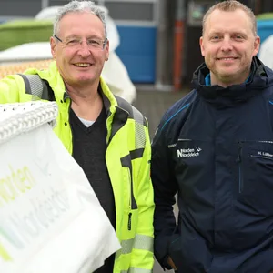 Vollmar Constapel, Leiter der Bäder bei den Wirtschaftsbetrieben Norden, und Standchef Harald Lübbers stehen vor der Versteigerung an den Standkörben.