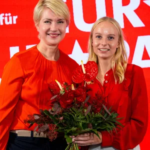 Nachwuchspolitikerin Sabrina Repp neben Mecklenburg-Vorpommerns Ministerpräsidentin Manuela Schwesig (SPD)