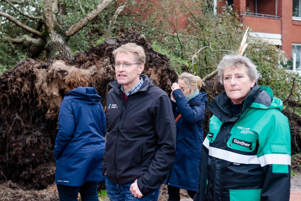 Schleswig-Holsteins Ministerpräsident Daniel Günther (CDU) schaut sich die Schäden der Sturmflut in Eckernförde an.