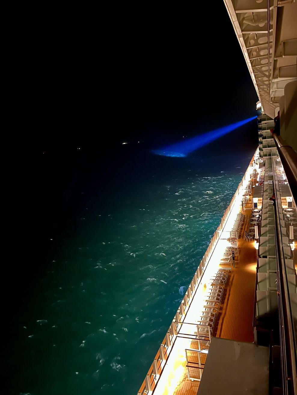 Ein Scheinwerfer der Kreuzfahrtschiffs „Iona“ sucht die Nordsee nach den vermissten Seeleuten der gesunkenen „Verity“.