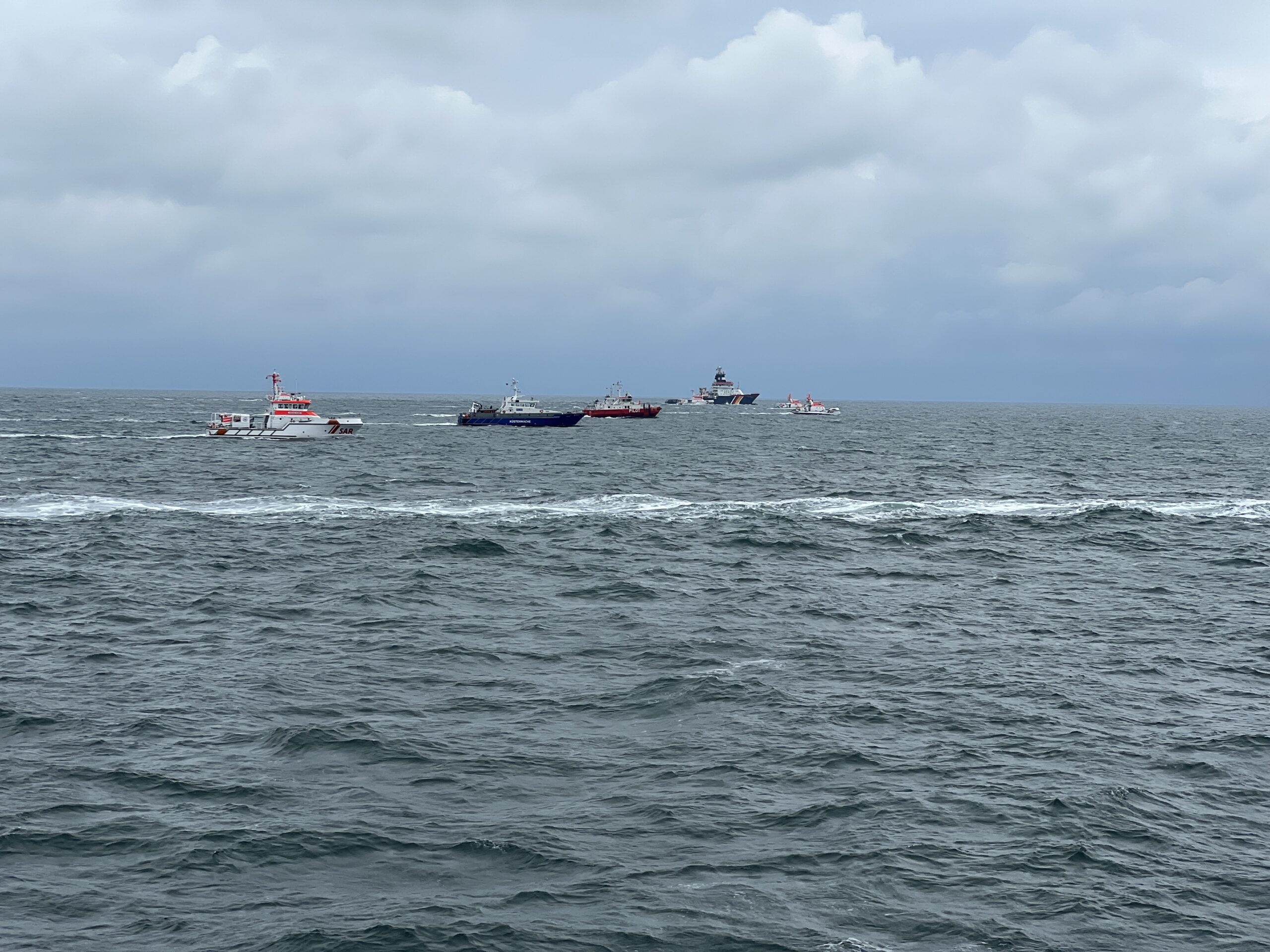 Zahlreiche Schiffe sind an der Suche nach den vermissten Besatzungsmitgliedern des gesunkenen Frachters beteiligt.