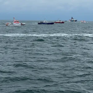 Zahlreiche Schiffe sind an der Suche nach den vermissten Besatzungsmitgliedern des gesunkenen Frachters beteiligt.