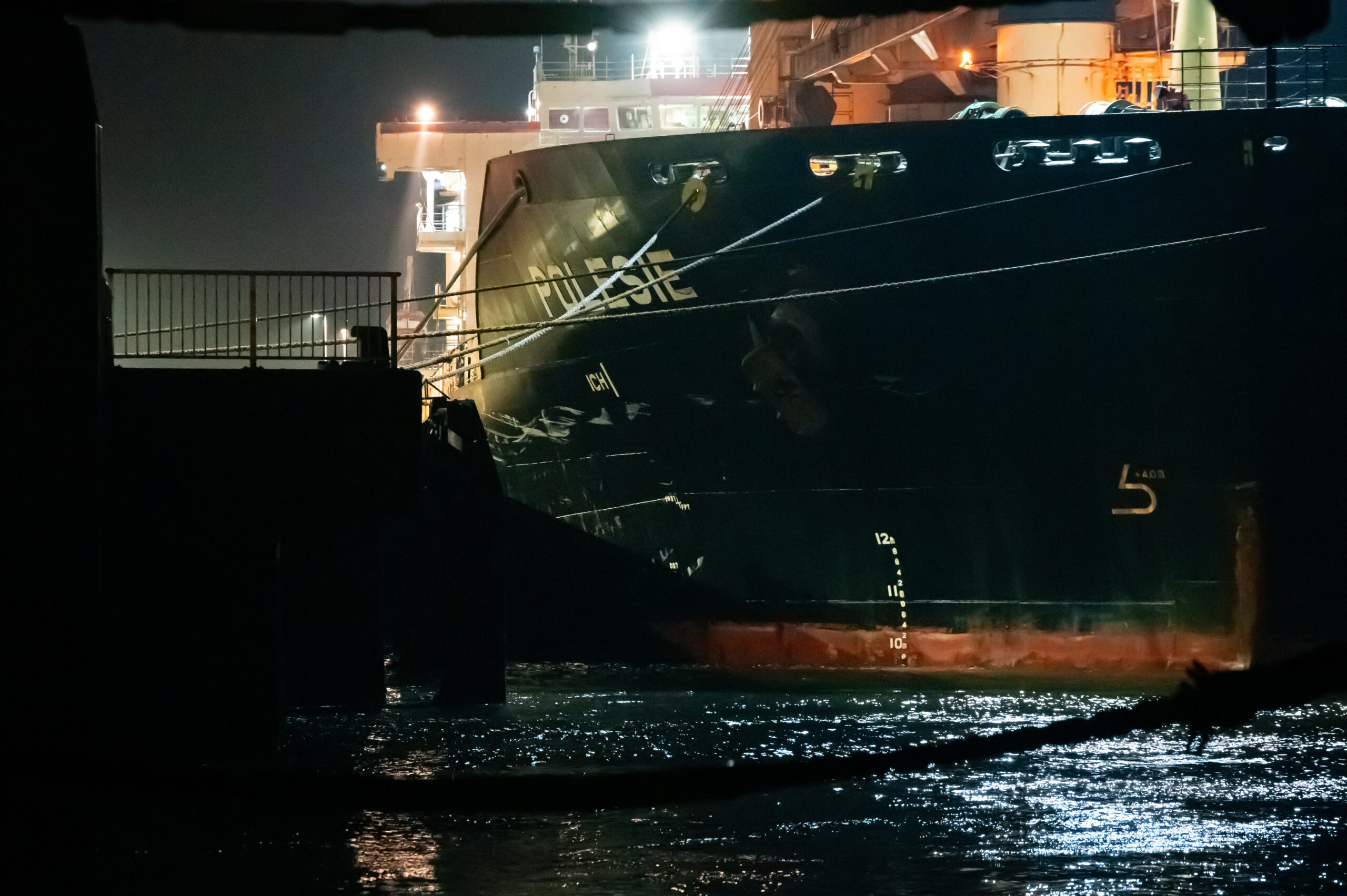 Das Bild zeigt Schäden am Rumpf des Frachtschiffs „Polesie“.