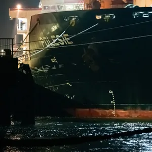 Das Bild zeigt Schäden am Rumpf des Frachtschiffs „Polesie“.