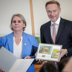 Nikola Hagleitner und Christian Lindner stellen die neue Krypto-Briefmarke vor.