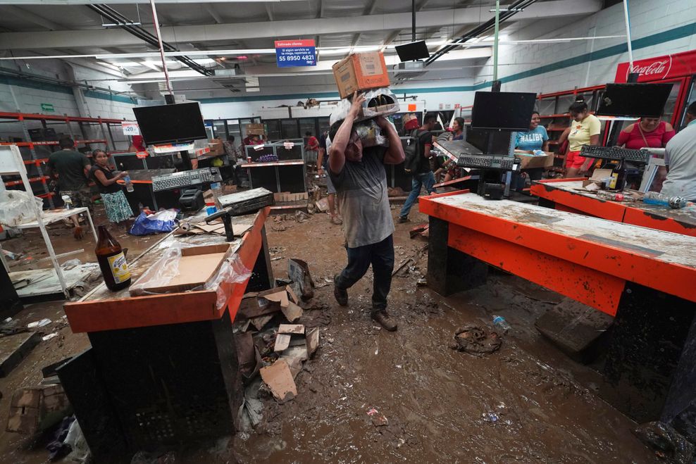 Plünderungen in Supermärkten nach Hurrikan