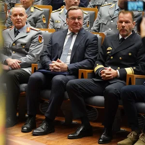 Boris Pistorius (M.) neben Flottillenadmiral Ralf Kuchler (r.), Kommandeur der Führungsakademie der Bundeswehr in Hamburg