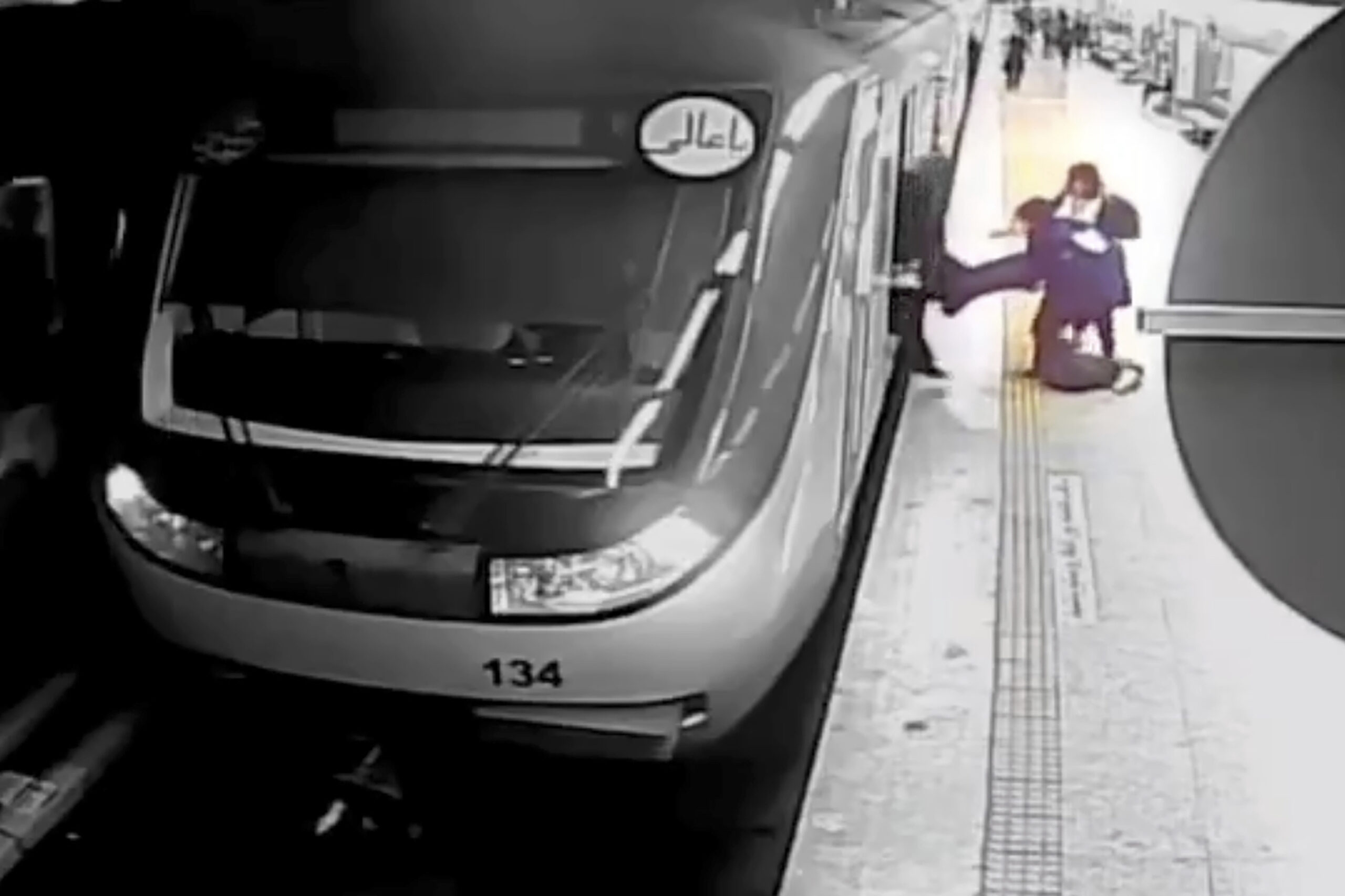 Ein Videostandbild eines Überwachungsvideos zeigt, wie Frauen die 16-jährige Armita Garawand aus einem Waggon der Teheraner Metro ziehen.