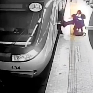 Ein Videostandbild eines Überwachungsvideos zeigt, wie Frauen die 16-jährige Armita Garawand aus einem Waggon der Teheraner Metro ziehen.