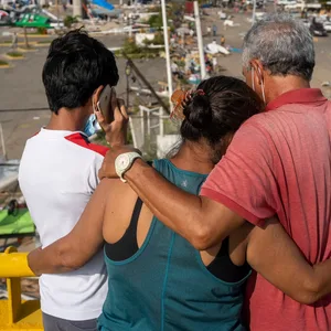 Anwohner betrachten die von Hurrikan „Otis“ verursachten Schäden