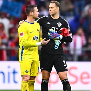 Marcel Schuhen (SV Darmstadt 98) und Manuel Neuer (FC Bayern München)